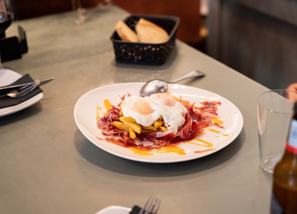 Huevos fritos con jamón ibérico Montesierra.