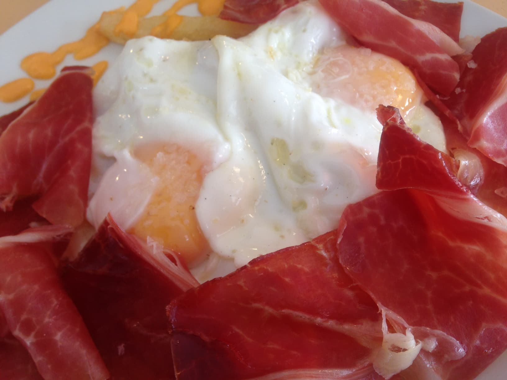 Huevos fritos con jamón y patatas un manjar ibérico y muy español Montesierra Huevos fritos con jamón y patatas un manjar ibérico y muy español Montesierra